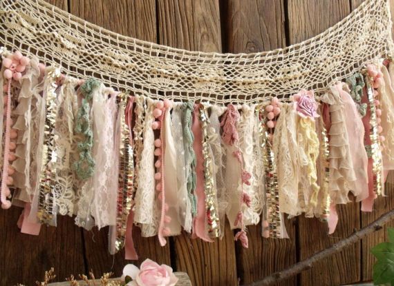 ❤ Each is artfully hand made,there will be some minor variations due primarily to VINTAGE fabric&lace used. --Garland making is an art,not a science--this is right real charming of hand made item!:) --Torn and rag tied - edges are meant to fray. This shabby Chic garland shows pure Shabby Chic Garland, Shabby Chic Crafts, Shabby Chic Homes, Shabby Chic Decor, Boho Decor, Shabby Vintage, Vintage Lace, Vintage Crochet, Vintage Bedroom