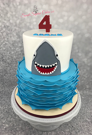 Shark Cake waves Birthday Cake Tampabay #sweetsuprisecakes #sharks #birthdaycakes #waves Shark Birthday Cakes, Sea Birthday Party, Boy Birthday Cake, Waves Birthday, 5th Birthday, Birthday Ideas, Birthday Table, Cakes For Boys, Kids Cake