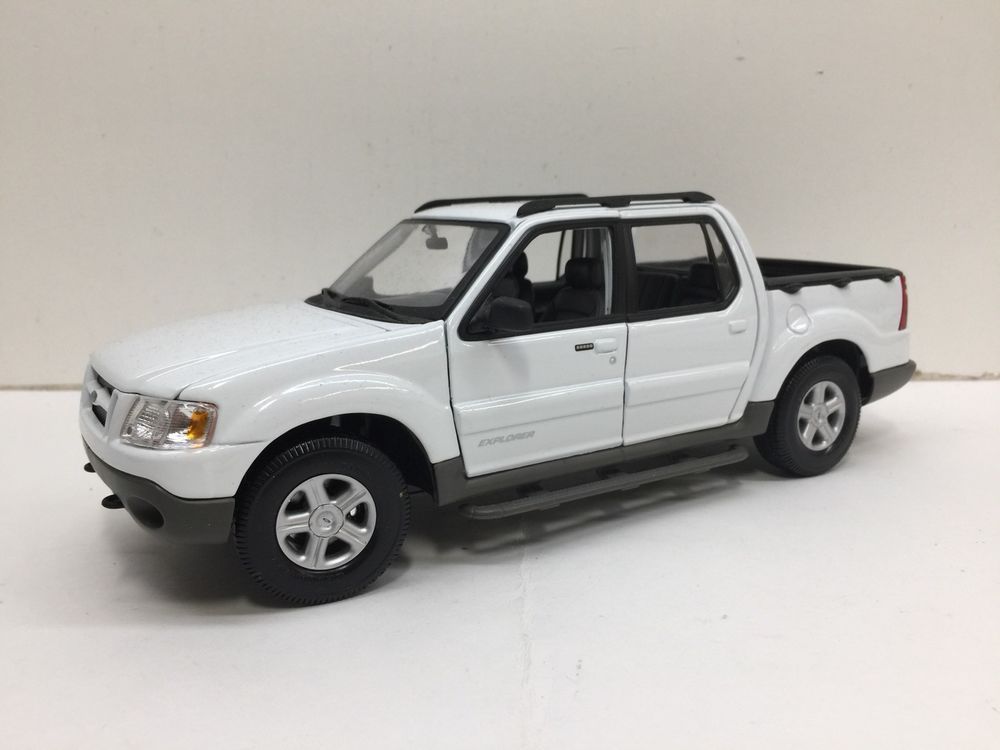 Sport Trac Maisto Ford Explorer Pickup Truck 1 18 White 4 Door Sport Trac Maisto Ford Explorer Pickup Truck 1 18 White 4 Door