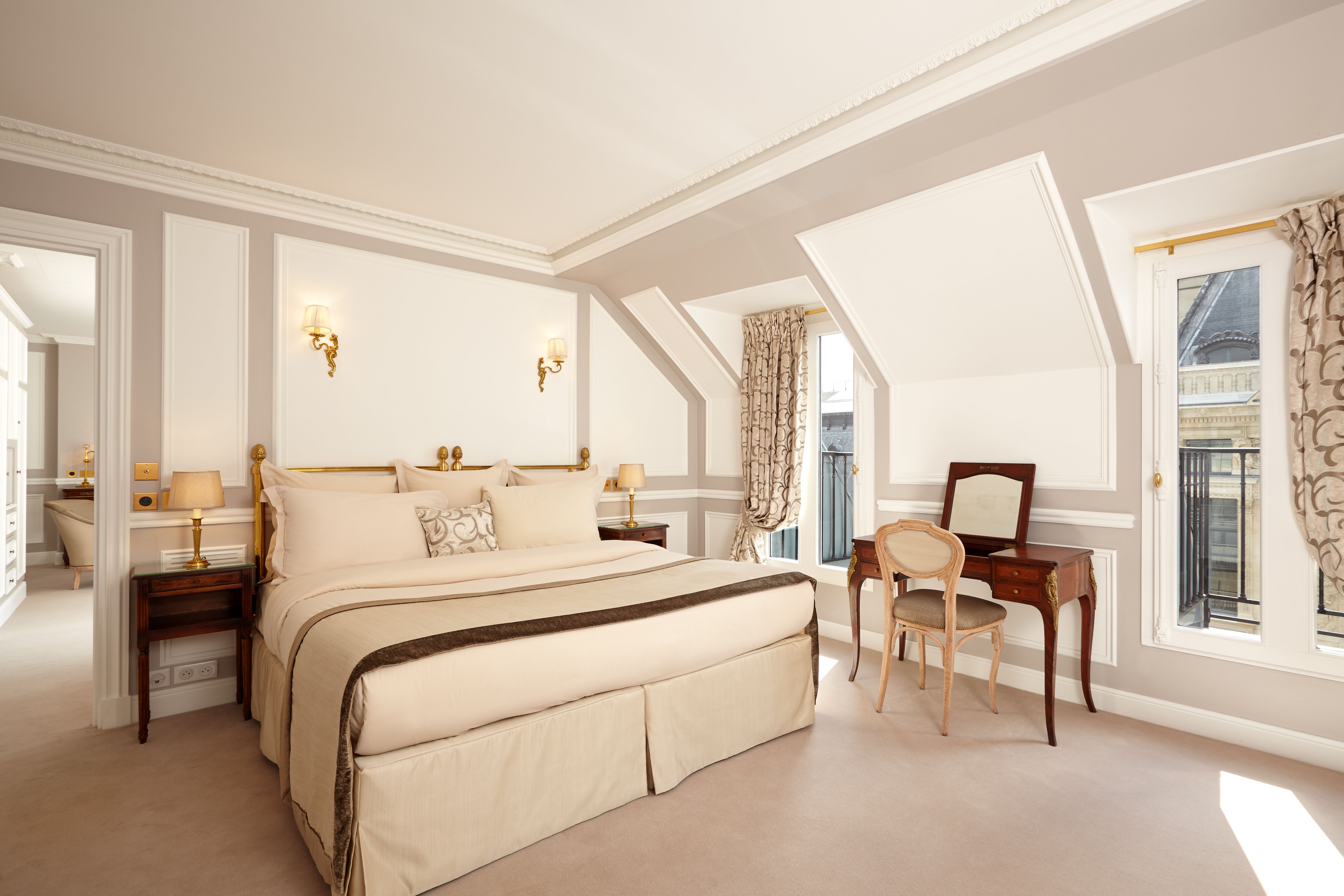 Bonjour Paris C Est La Journee Ideale Pour Rester Dans Votre Suite Hotelreginaparis Leshotelsbaverez Paris Suite Paris Comedie Francaise