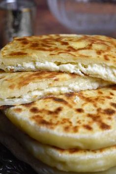 Pain au fromage à la poêle, Khachapuri - galette f Pain au fromage à la poêle, Khachapuri - galette f