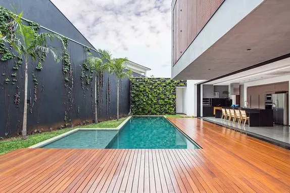Piscina retangular com deck de madeira - Piscinas Inspiradoras: 20 fotos e Dicas...