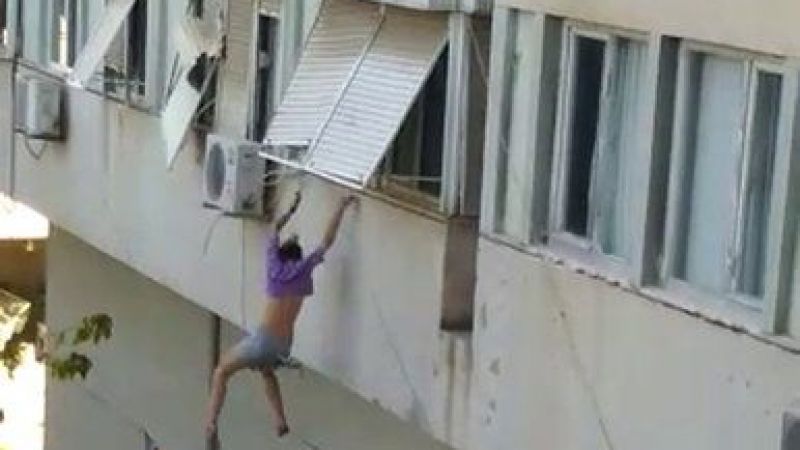 Antalya'da yaşanan olayda 19 yaşındaki Şirin N.E. adlı genç kız 'Bunlar örgüt görüntülerimi kaydettiler' dedi ve kendisini evin camından boşluğa bıraktı. Aşağıda duran bir aracın üstüne düştü. Antalya, Cam