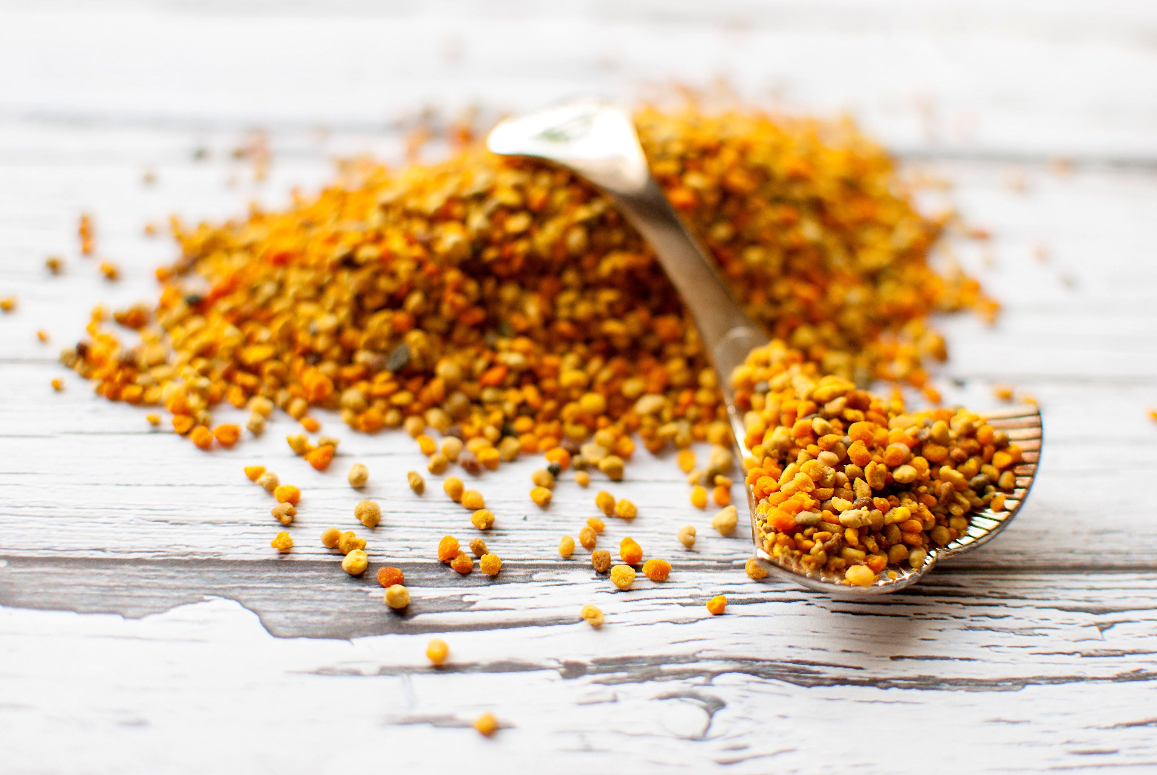 The Incredible Skin Benefits Of Honey Bee Ingredients Manuka Honey Health Benefits Superfood Food For Glowing Skin