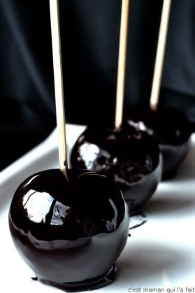 Ces pommes d’amour noires gothiques ne sont pas en verre ... mais sont en fait de belles pommes juteuses recouverte d'un manteau de caramel noir brillant comme un miroir et profond comme une nuit d'halloween. La réalisation de ces su Halloween Candy Apples, Halloween Desserts, Halloween Recipes, Halloween Treats, Fall Halloween, Happy Halloween, Halloween Party, Halloween Decorations, Halloween Items