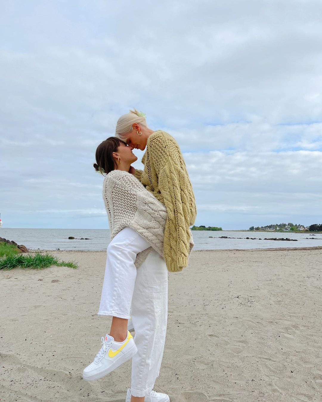 Julie Visnes on Instagram: “reklame You don’t have to steal your girlfriend’s clothes to be sustainable👩🏻🤝👩🏼 Gjør små endringer først, og se hvor langt det tar deg💞…” Lgbtqia, Camilla, Ootd, Couple Photos, Outfit Inspo, Wholesome, Scenes, Gay, Clothes
