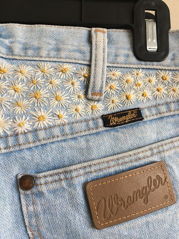 style Hippie jeans - Vintage Wrangler Jeans mit handbestickten Gänseblümchen ...