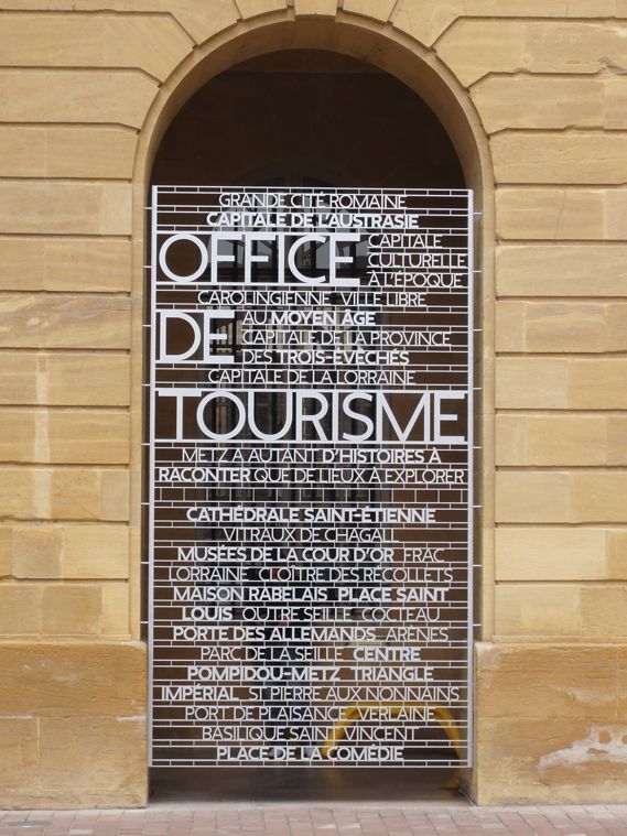 Pin By Agence Costa Architecture De On Retail Signe Signage System Signage Signage Design