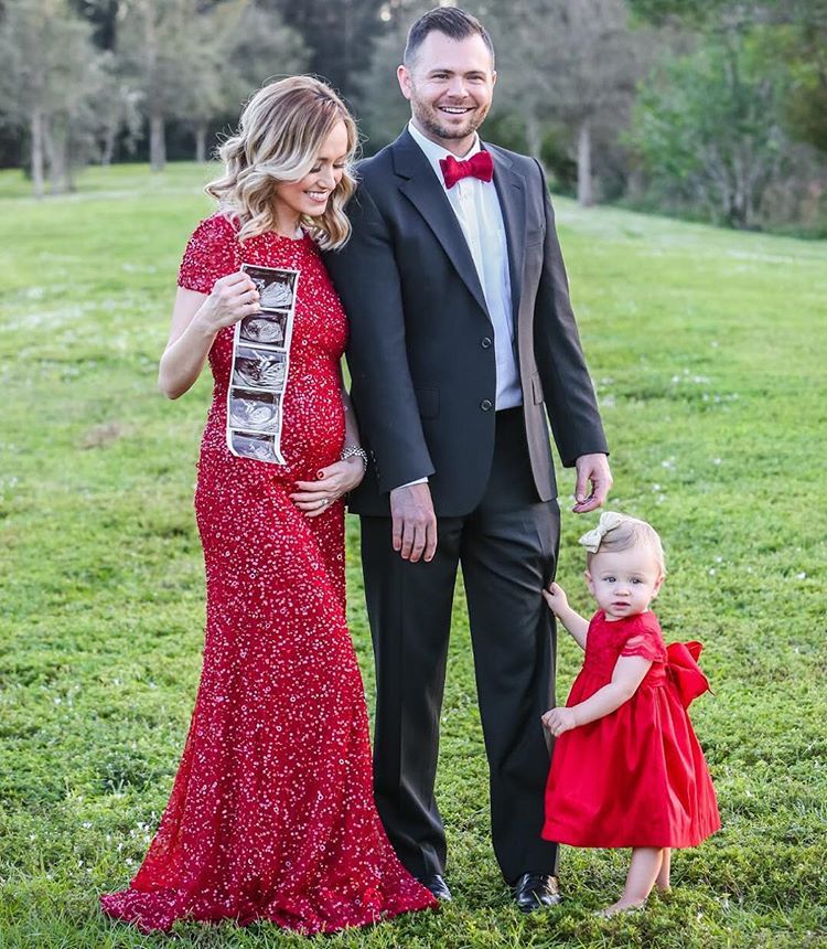 « Merry Christmas from our soon to be family of four ❤️❤️ Giving Andi a sibling is the best gift we could ever receive! We are so thankful for this miracle… » Pregnancy Outfits, Pregnancy Photos, Pregnancy Announcements, Holiday Outfits, Christmas Outfit, Merry Christmas, Christmas Maternity, Christmas Ideas, Xmas