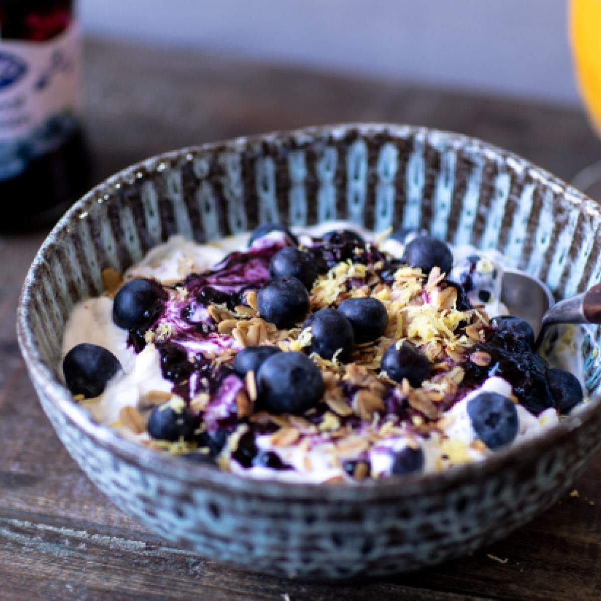 Muesliyoghurt bowl met bosbessenjam Bosbessenjam, Koken, Muesli