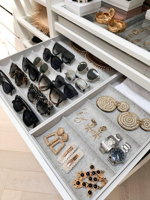 Gostaria de algo assim no closet para guardar bijouterias e até mesmo os oculos também. Pras bijouterias, gostaria principalmente que fosse de vidro por cima pra facilitar a escolha. Walk In Closet Design, Bedroom Closet Design, Closet Designs, Walk In Closet Small, Small Closets, Ikea Bedroom, Organize Life, Three Birds Renovations, Wardrobe Room