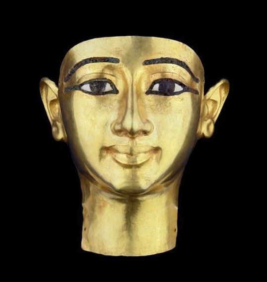 This funerary mask originally covered the face of the mummy of Wendjebauendjed, general, high dignitary and high priest during the reign of king Psusennes I. Wendjebauendjed’s face is idealized and detailed, with a slight smile. Made out of solid gold, colored glass paste forms the eyes and eyebrows. Third Intermediate Period, 21st Dynasty, reign of Psusennes I, ca. 1047-1001 BC. From tomb NRT III at Tanis. Now in the Egyptian Museum, Cairo. JE 87753 Ancient Egypt Art, Ancient Aliens, Monuments, Statues, Egyptian Mask, Mummified Body, Canopic Jars, Egypt Museum, Egyptian Art