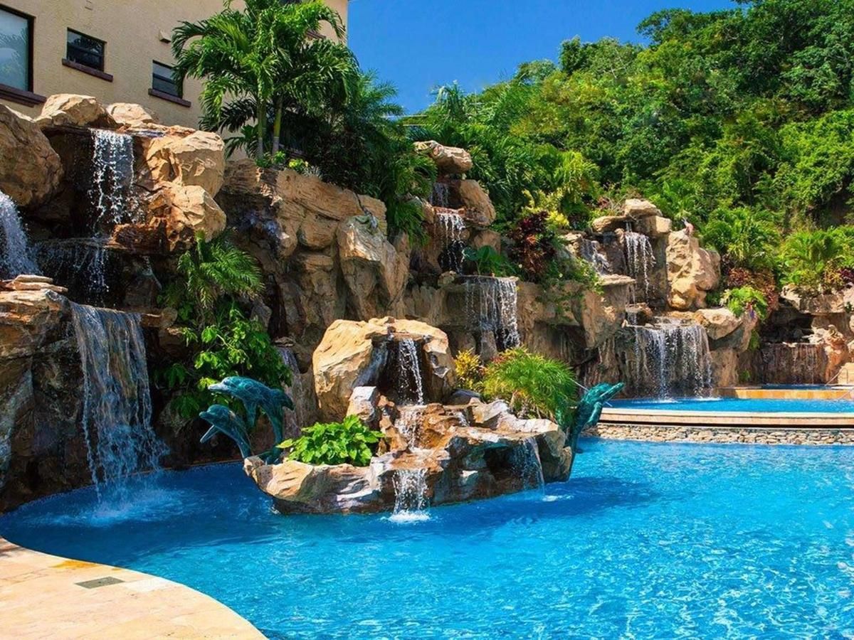 Booking.com: Clarion Suites Roatan at Pineapple Villas , First Bight, Honduras - 86 Guest reviews . Book your hotel now! Thailand Activities, Beach Activities, Roatan, Honduras, Shark Diving, Scuba Diving, Koh Samui Beach, Harbor Bay, Hawaii Travel Guide