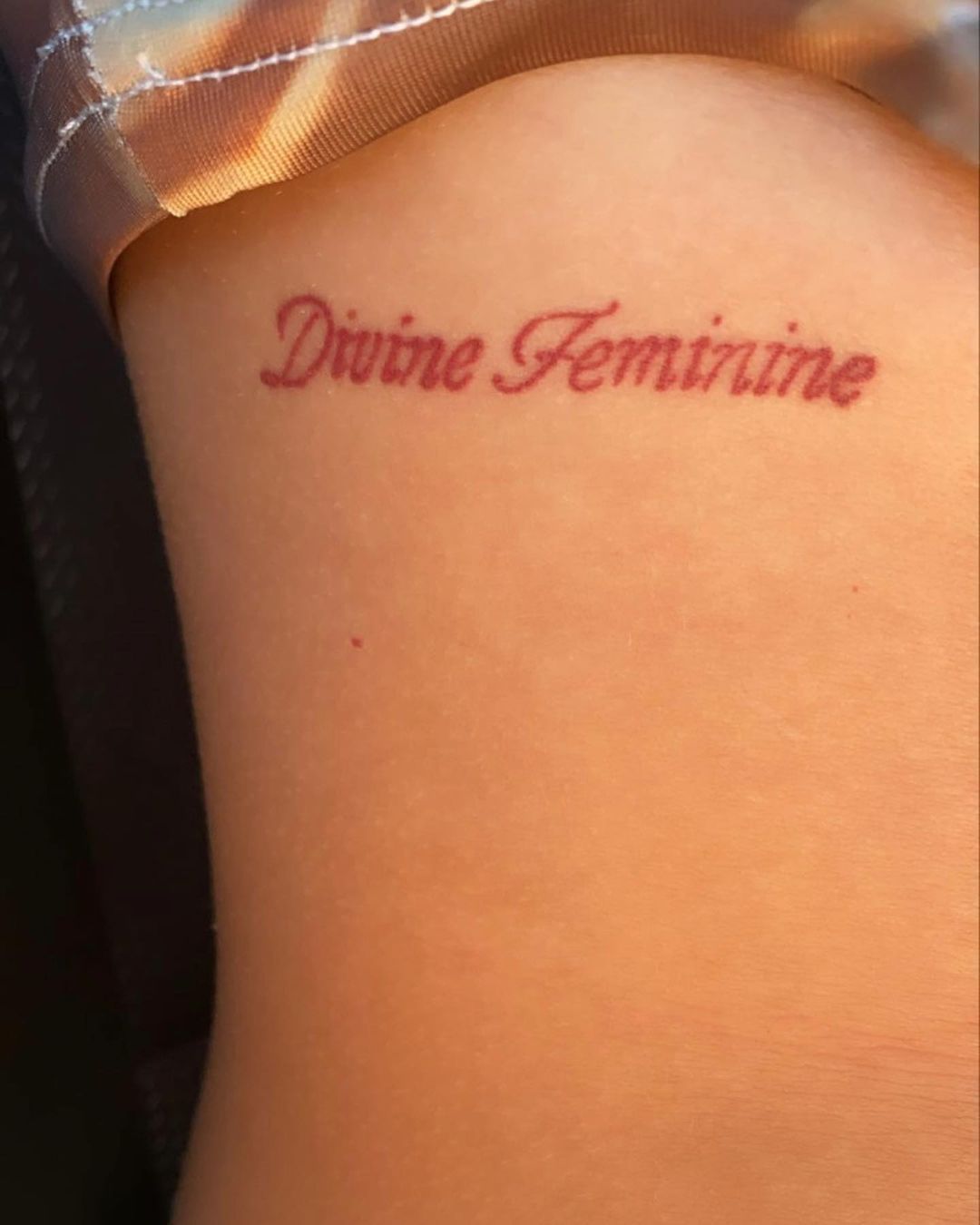 Mac Miller tattoos everyone🌈 on Instagram: “#macmiller #tattoosformacmiller #macmillertattoos #macmillernation #maciana #longlivemac #macmillerfanart #machead #ripmacmiller…” Red Ink Tattoos, Dainty Tattoos, Pretty Tattoos, Cute Tattoos, Small Tattoos, Tatoos, Feminie Tattoos, Small Side Hip Tattoos, Tattoo Und Piercing