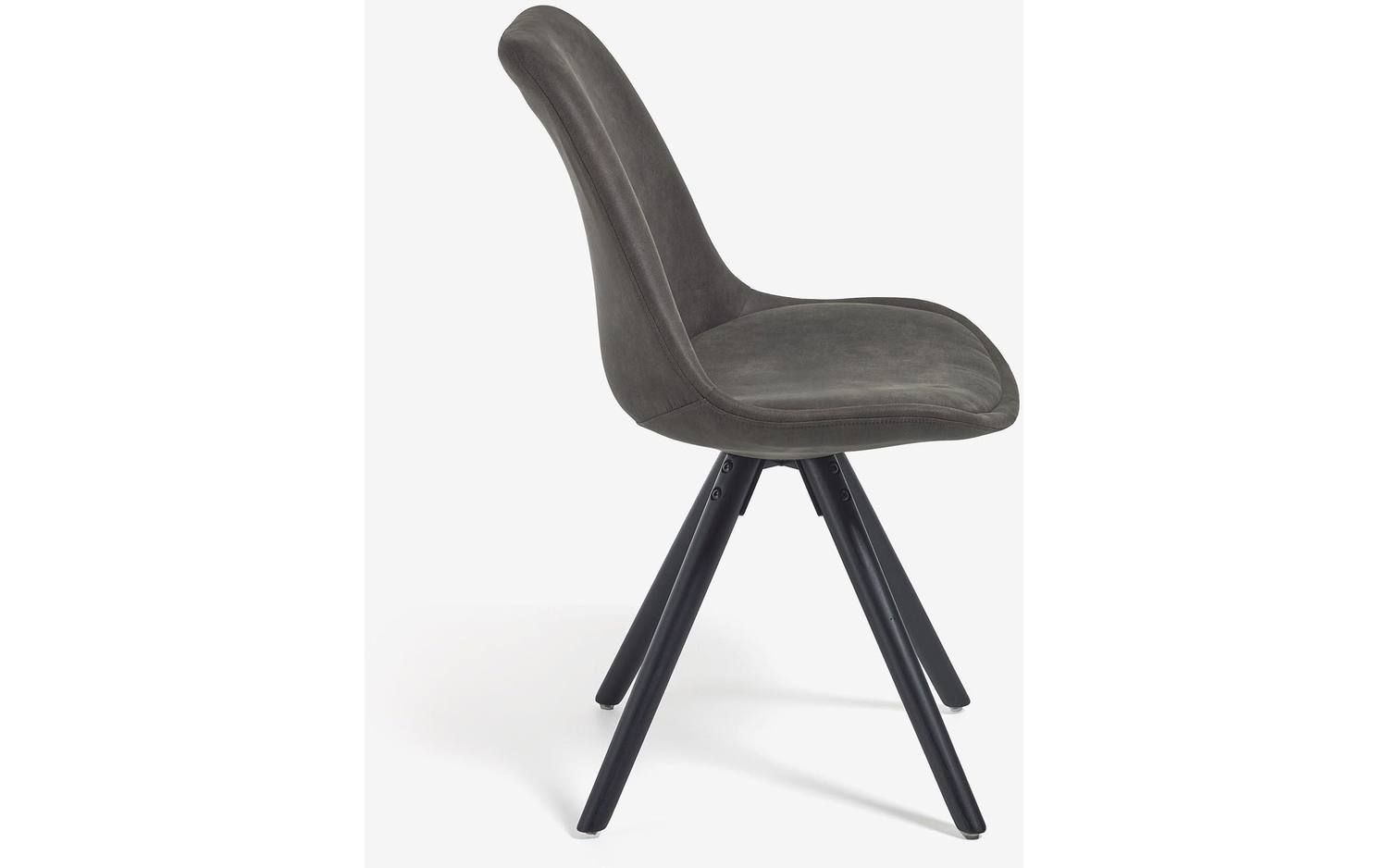 Met eetkamerstoel Ralf kan er lang gedineerd worden door de comfortabele zit. De stoel heeft een kuipvorm waardoor er een goed zitcomfort is. Dit wordt ook extra benadrukt door een extra kussen wat in de zitting is gemaakt. Dankzij het onderstel van gelakt massief beukenhout heeft het een natuurlijke touch wat de look compleet maakt. Eetkamerstoel Ralf is beschikbaar in diverse kleuren. Kave Home, Office Chair, Furniture, Home Decor, Products, Decoration Home, Room Decor, Home Furnishings, Home Interior Design