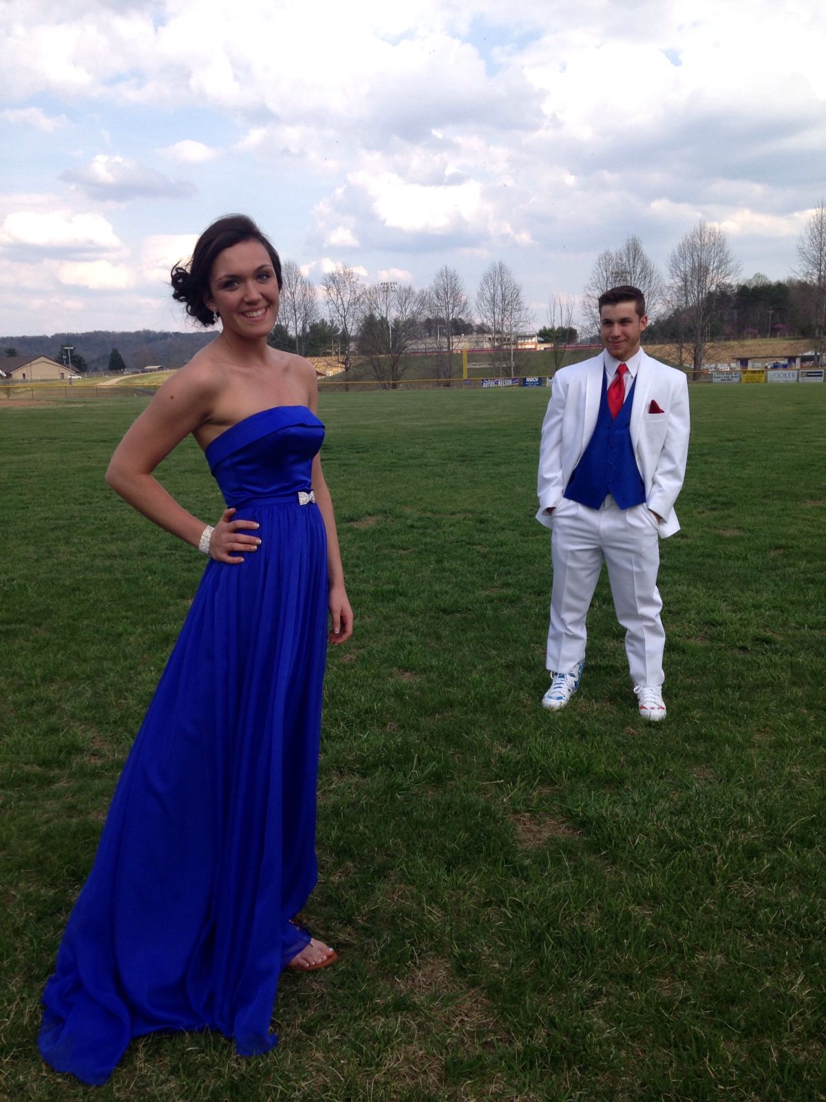 royal blue and silver prom couples