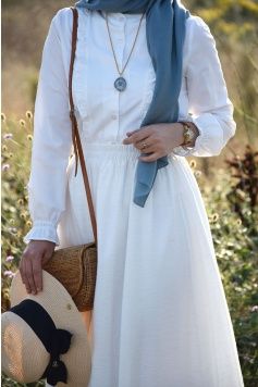 Fırfırlı Beyaz Gömlek Islamic Fashion, Muslim Fashion, Hijab Fashion, Fashion Dresses, Punjabi Salwar Suits, Patiala, Salwar Kameez, Vintage Hijab, Long Dress Outfits