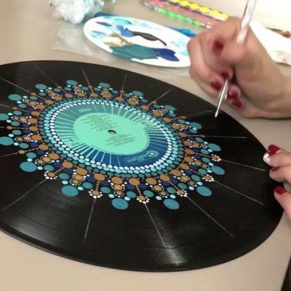 Mandalas ideias para atrair boas vibrações Dot Art Painting, Mandala Painting, Stone Painting, Vinyl Record Crafts, Vinyl Art, Vinyl Record Painting Ideas, Vinyl Decor, Diy Vinyl, Art Diy
