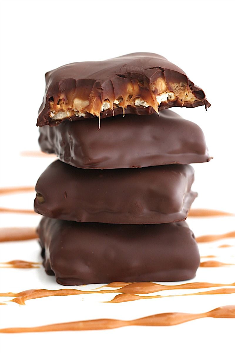 Forget buying candy bars! Now you can make all of your favorite candy bars at home with all these copycat candy bar recipes, and they are even tastier than the store bought varieties! Candy Bar Recipe, Candy Recipes, Cookie Recipes, Dessert Recipes, Bar Recipes, Cookie Ideas, Homemade Candy Bars, Homemade Candies, Best Christmas Cookie Recipe