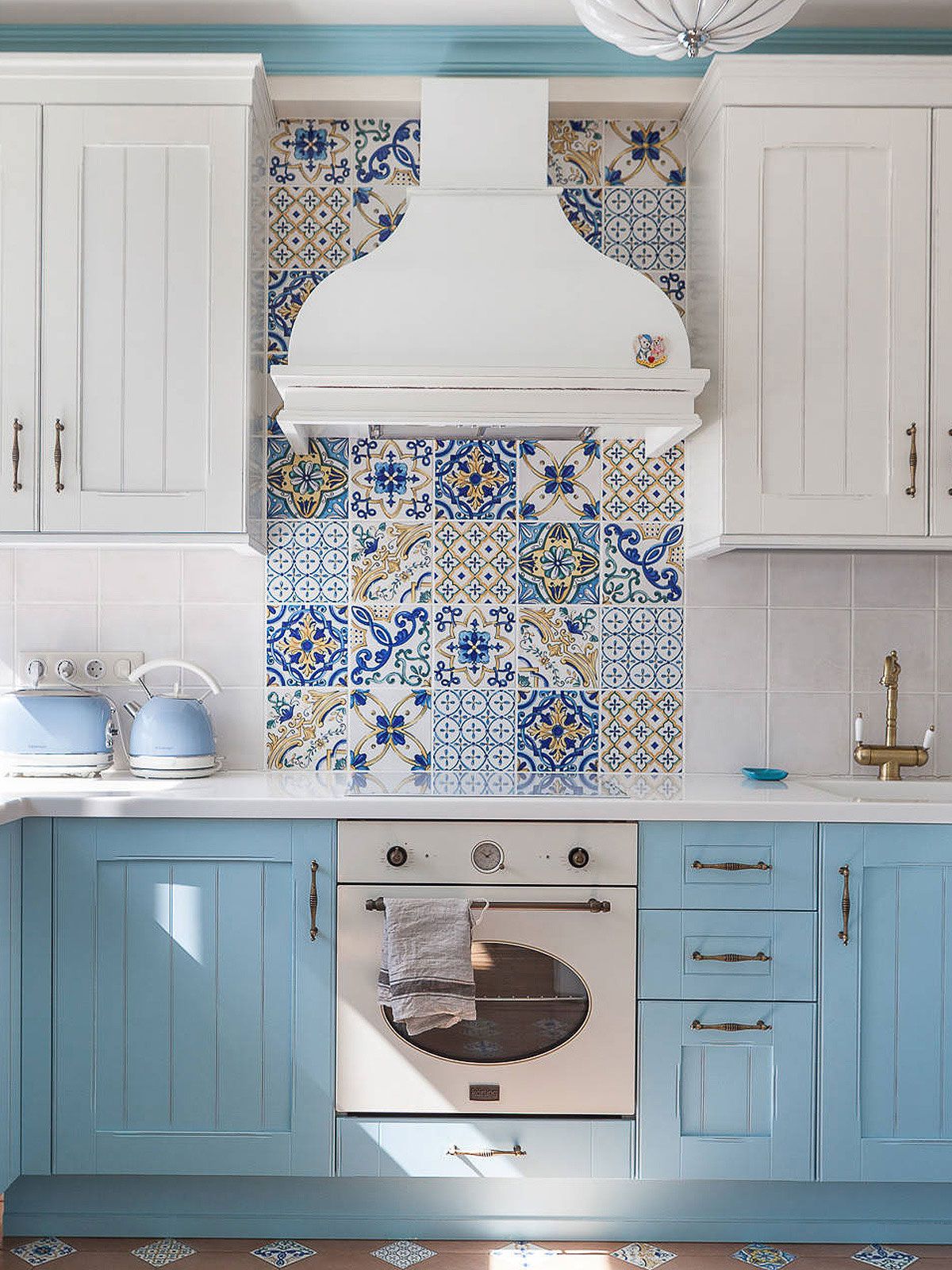 34 Blue And White Kitchen Cabinets TIMELESS STYLISH Cabinets 34-blue-and-white-kitchen-cabinets-timeless-stylish-cabinets