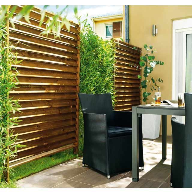 Les jardins rien sont marche seulement malgré ces pelouses puis ces terre avec ...