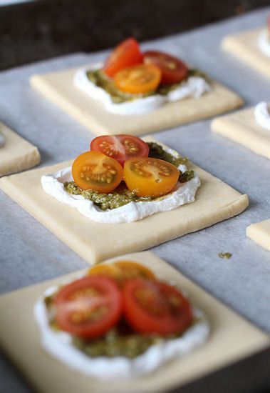 Nämä helpot piiraat syntyvät todella nopeasti ja täytteitä voi vaihdella oman maun mukaan. Voit käyttää myös kaupan valmiita lehti- j... Food Recipies, Snack Recipes, Dessert Recipes, Cooking Recipes, Salty Foods, Salty Snacks, I Love Food, Good Food, Yummy Food