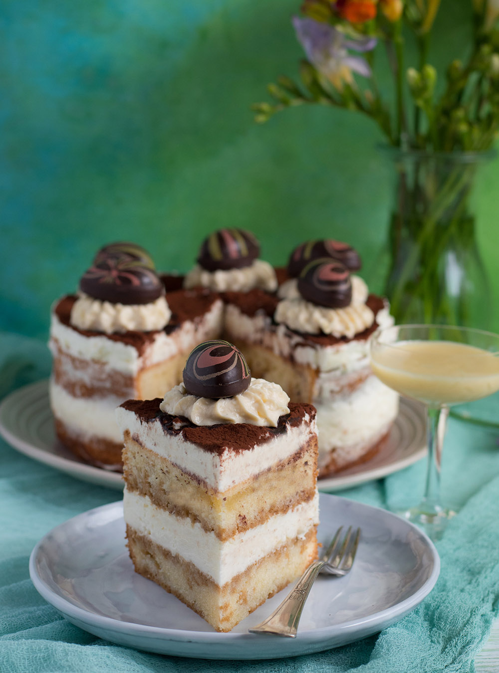 Eierlikör Tiramisu Torte mit fluffigem Biskuit und