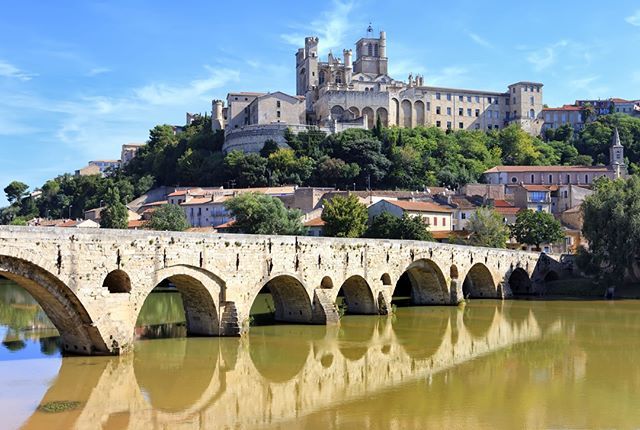 Kennen jullie Béziers? Een heerlijk plaatsje in Zuid-Frankrijk #herault #occitanie #beziers #frankrijk #bezierstoerisme #occitanietoerisme #heraulttoerisme #vakantie #vakantiefrankrijk #zininfrankrijk #zuidfrankrijk Villa, Atlantic City, Places Ive Been, Saints, Canal, Structures, House Styles, Nature, Instagram