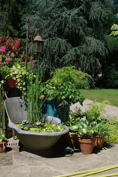 Sur une terrasse, on peux créer un mini-jardin d’eau en un clin d’oeil. Pou...