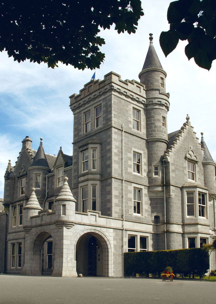 20 Best Travel Watches For Globetrotters And Frequent Flyers Scottish Castles Aberdeen Scotland