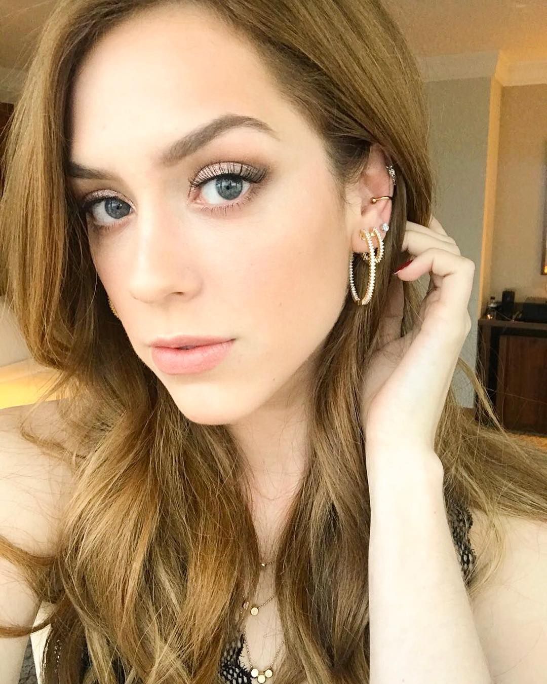 Segundo furo na orelha: dúvidas esclarecidas, cuidados e 20 ideias Piercings, Hoop Earrings, Photo And Video, Instagram Photo, Tattoos, Jewelry, Site, Essence, Editorial