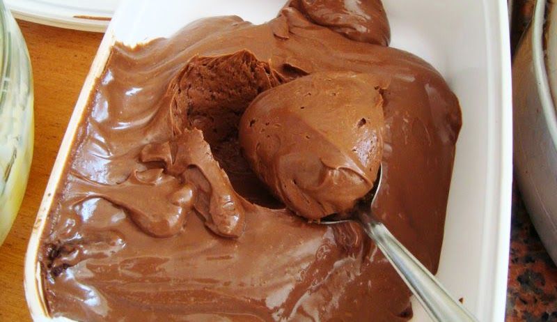 Creme Alpino Consistente: 1 lata de creme de leite c/ soro 1 lata de doce de leite 2 c de chocolate em pó 300 g de chocolate meio amargo derretido. 1 c (chá) de essência de baunilha. bata o doce de leite, o creme de leite o chocolate em pó e a baunilha. Com a batedeira ligada, acrescente, aos poucos, o chocolate derretido. Cake Desserts, Cupcake Cakes, Cake Recipes, Dessert Recipes, Good Food, Yummy Food, Brazilian Food, Diy Food, Chocolate Recipes