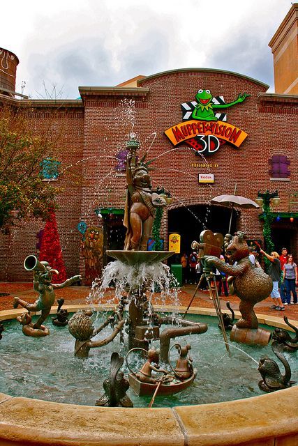 Miss Piggy Fountain Outside Muppet Vision 3 D At Disney's Hollywood - 427x640 - jpeg Disney World Muppets 3d