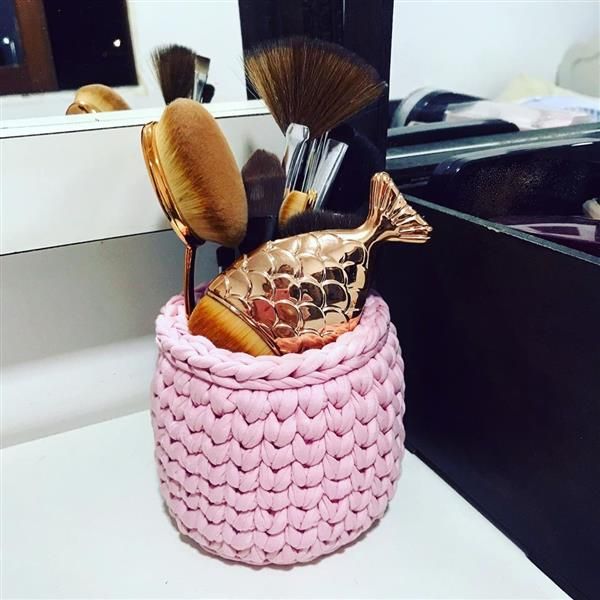 Porta maquiagens feitos à mão - Artesanato Passo a Passo! Ice Bucket, Decoration, Diy, Humor, Makeup Holder, Makeup Brushes, Cosmetic Storage, Decoupage On Wood, Make Up Organiser