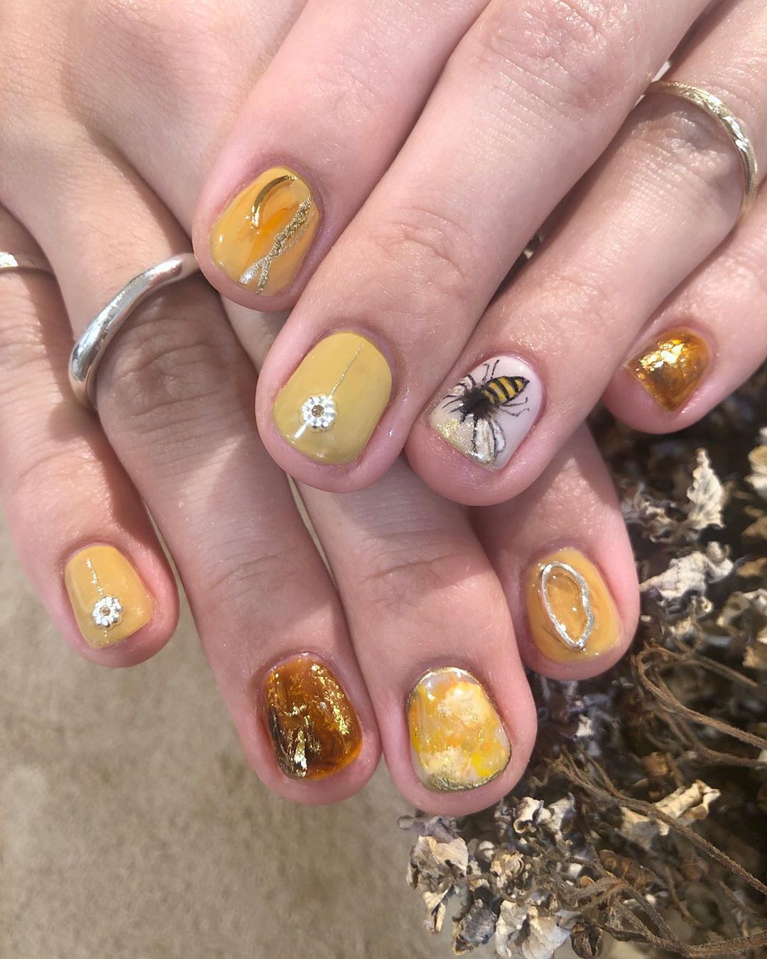 しおじま あずみ On Instagram 蜂 ニュアンスネイル 蜂 をかいてみました めちゃめちゃかわいいです Dm お電話よりご予約承ってます Tel 044 7 98 初回シオジマ指名 Off In しおじま あずみ On Instagram 蜂 ニュアンスネイル 蜂 をかいてみました めちゃめちゃかわいいです Dm お電話よりご予約承ってます Tel 044 7 98 初回シオジマ指名 Off In
