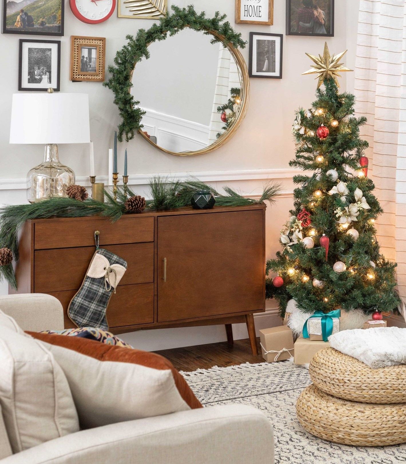 MidCentury Christmas Decor Modern christmas decor, Christmas home