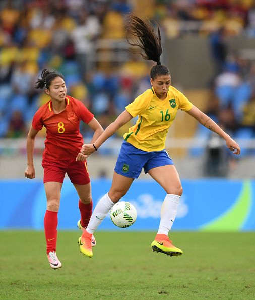 Rio2016 Beatriz Of Brazil In Action Against Ruyin Tan Of China During The Women U0026 39 S Football