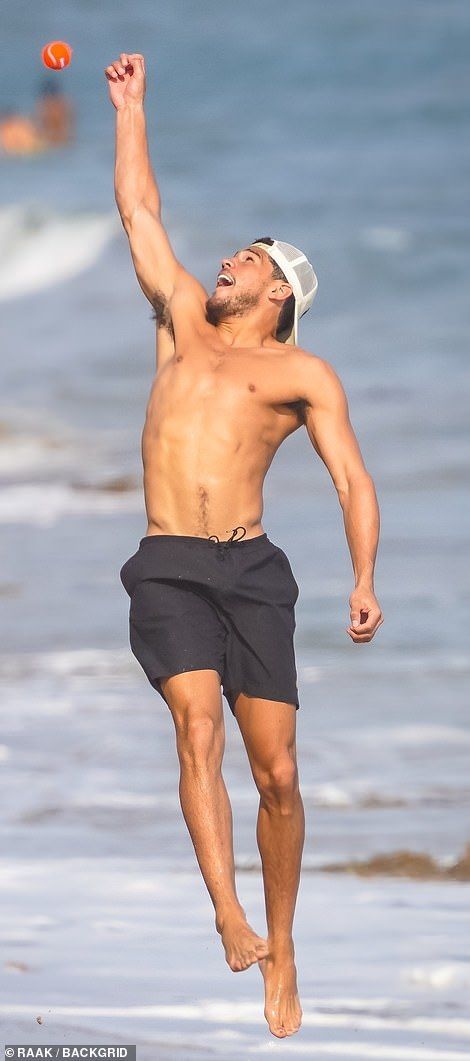Kendall Jenner and her new beau Devin Booker enjoy Malibu beach date