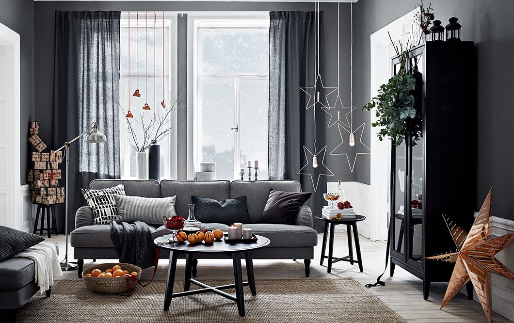 Lys stue med en stor u formet sofa til ni personer, dekket med mørkt ... Stor rundt bord