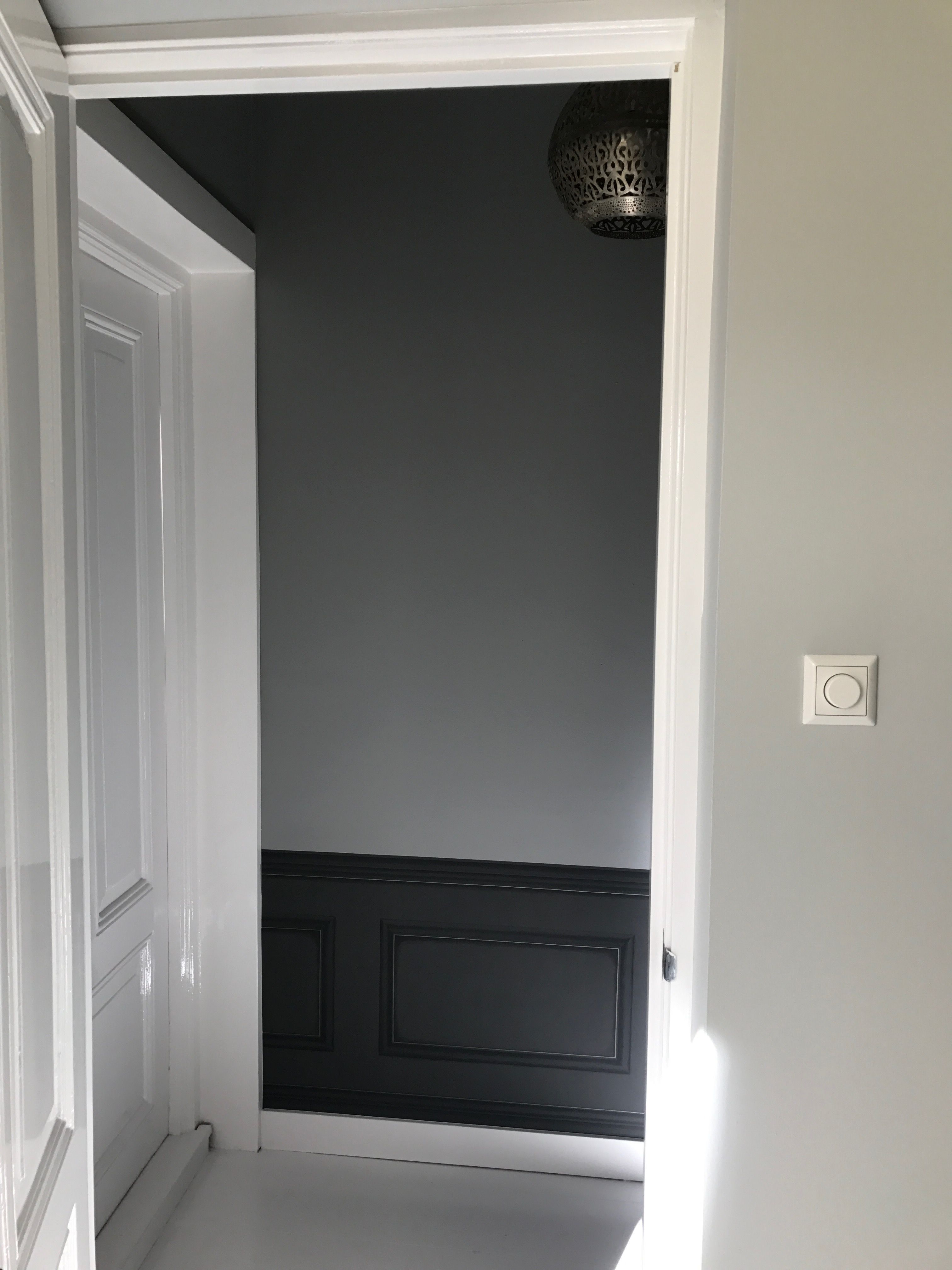 Doorkijkje vanuit de slaapkamer naar de gang. met lambrisering ... Lambrisering met behang