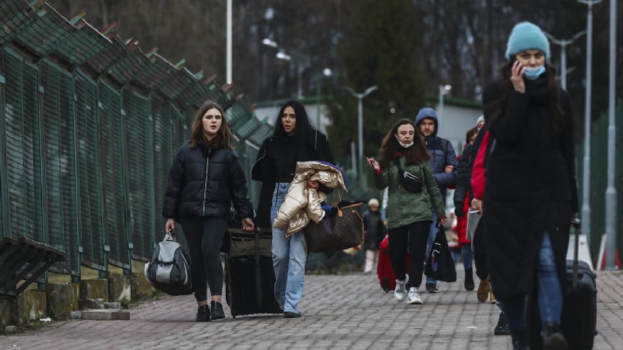 Polonya hükümeti, ülkedeki barınma merkezlerinde 4 aydan uzun süre kalan Ukraynalı mültecilerden yiyecek ve barınma için ücret almayı planlıyor.
