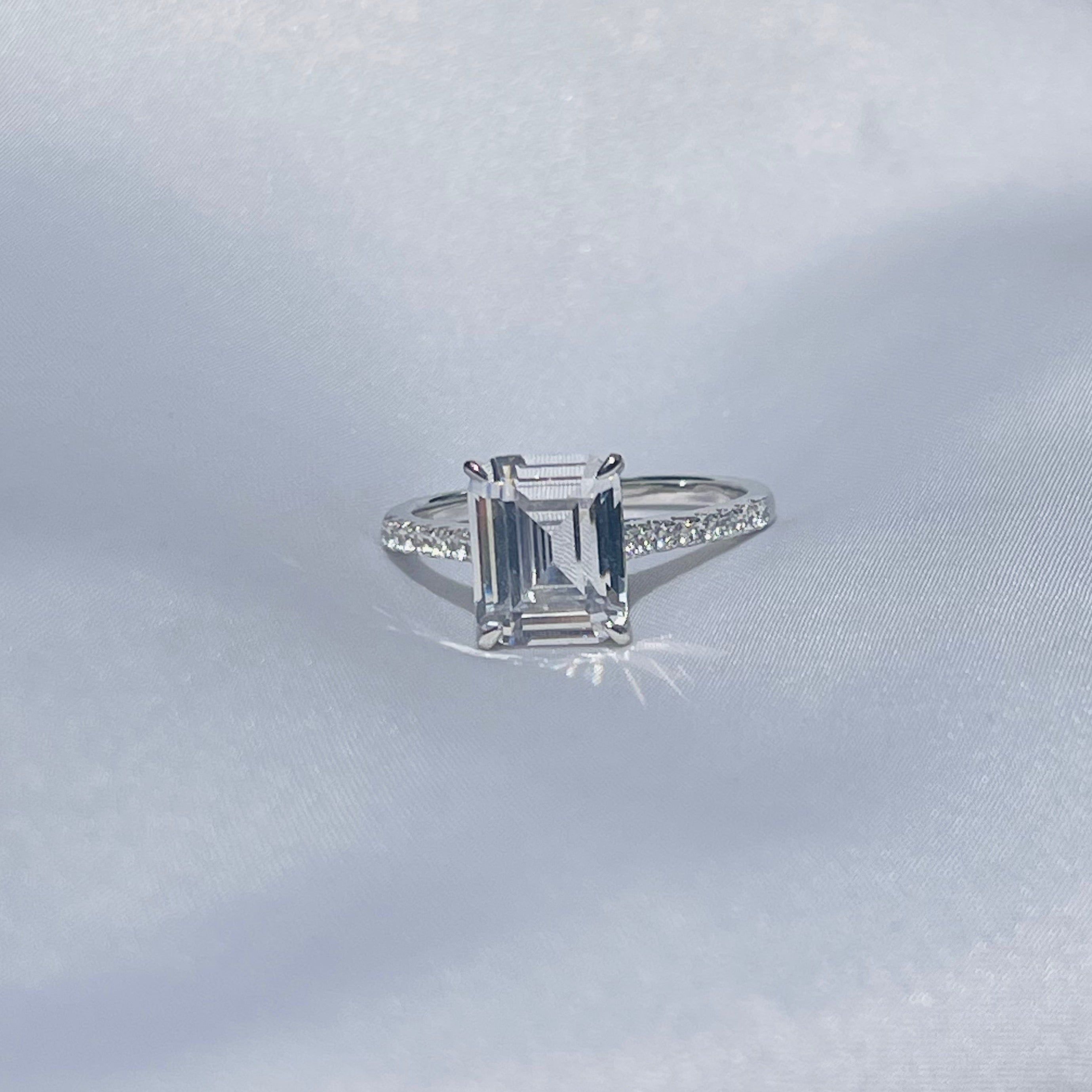 Mucha Plata México, Nuestro Compromiso es ofrecer productos en plata, con fino acabado, pulido excepcional que otorga un brillo elegante, innovación y distinción Nuestra Promesa de Servicio: Cuidar todos los detalles para asegurarte una experiencia única. Plata .925 recubierta de rodio Zirconia Premium corte Baguette 8 mm x 11 mm Gratis Estuche para regalo Gratis Franela para su limpieza Mucha Plata México, vestimos cada momento importante de tu Vida. Baguette, Zirconia, Engagement Rings, Jewelry, Big Rings, Flannels, Wedding Rings, Jitter Glitter, Cleaning