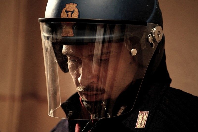 Perché dovremmo tutti vedere Diaz – Non pulire questo sangue? 4 Claudio Santamaria è l'agente Max Flamini in "Diaz - Non pulire questo sangue" | Attore, Maxi, Cinema