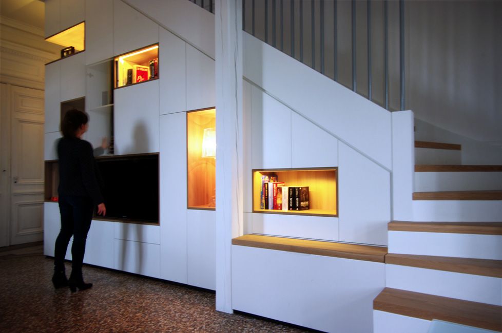 integrer des rangements une bibliotheque un espace hifi tv et une cave a vin dissimulee sous meuble escalier amenagement sous escalier meuble sous escalier