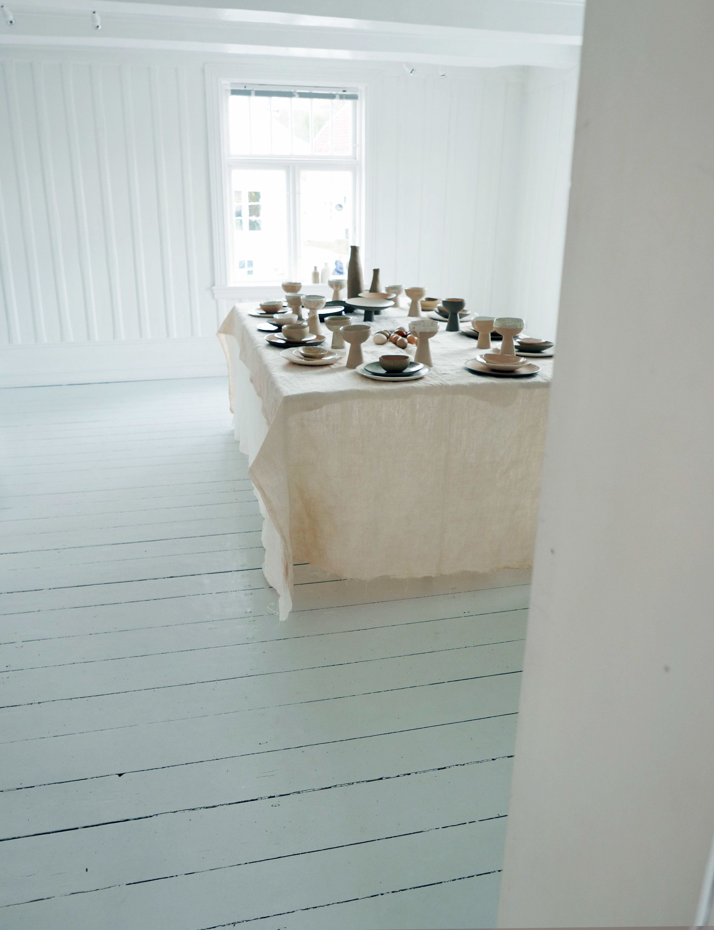 Galleri Son: Ragnhild Wik separat utstilling i påsken: "Da det ble kveld, tok Jesus plass ved bordet sammen med de tolv." Holy Thursday, Maundy Thursday, Slow Design, Easter Table Settings, Ceramic Fish, Last Supper, Exhibition Stand, Table Covers, Design Studio