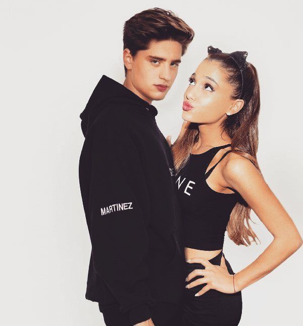 Dating ariana