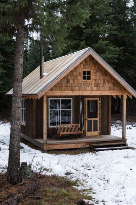 72. Casas de madeira protegem os moradores contra o frio. Foto: Mestandco Tiny Cabins, Tiny House Cabin, Cabins And Cottages, Tiny House Living, Tiny House Plans, Tiny House Design, Rustic Cabins, Cottage Design, Small Cabin Designs