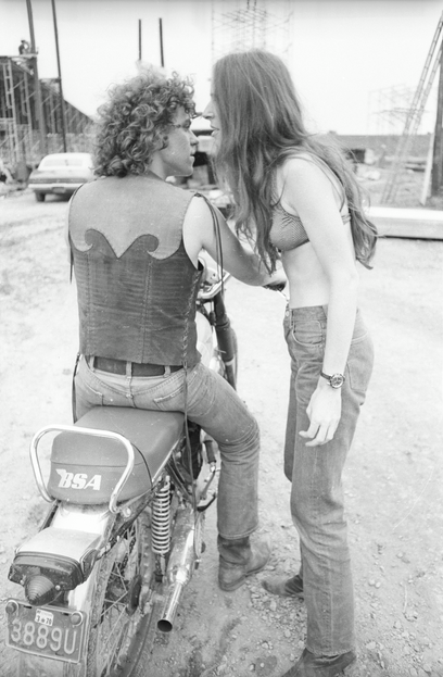 Forgotten Woodstock: Never Seen Before Images of the Greatest Rock Concert of all Time! - Page 66 of 80 Woodstock Hippies, Woodstock 1969, Rare Photos, Vintage Photos, Woodstock Pictures, Woodstock Music And Art Fair, Rock N'roll, Woodstock Festival, Joan Baez