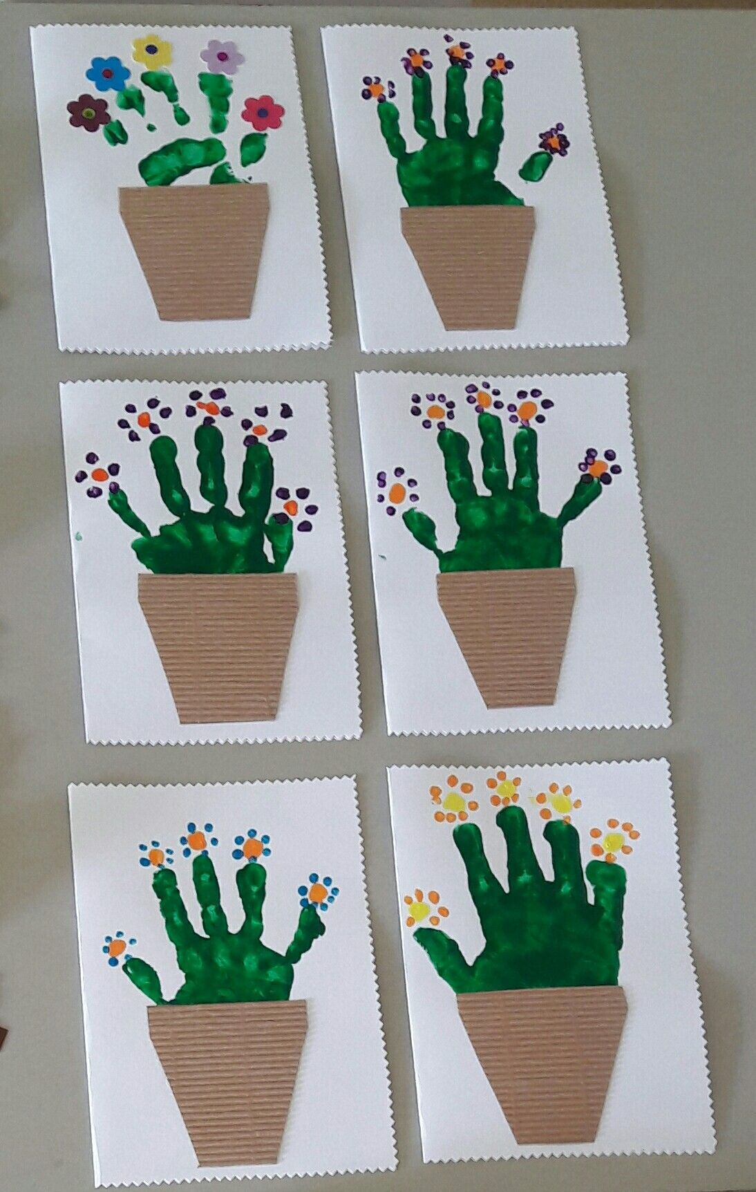 Knutselidee voor mama's met twee linkerhanden: 5x ik mis je-kaartjes - Libelle Mama Spring Crafts Preschool, Spring Crafts For Kids, Daycare Crafts, Classroom Crafts, Baby Crafts, Summer Crafts, Arts And Crafts For Kids, Toddler Crafts, Toddler Activities