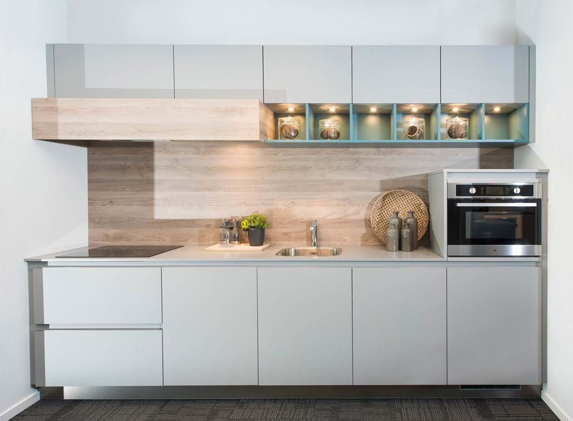 Grijze keuken in rechte opstelling | Keuken inspiratie ...